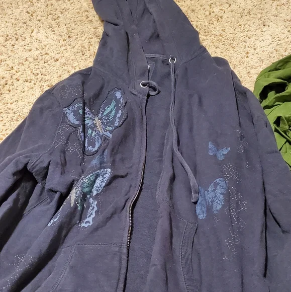 Sweaters - Picture 4 of 4